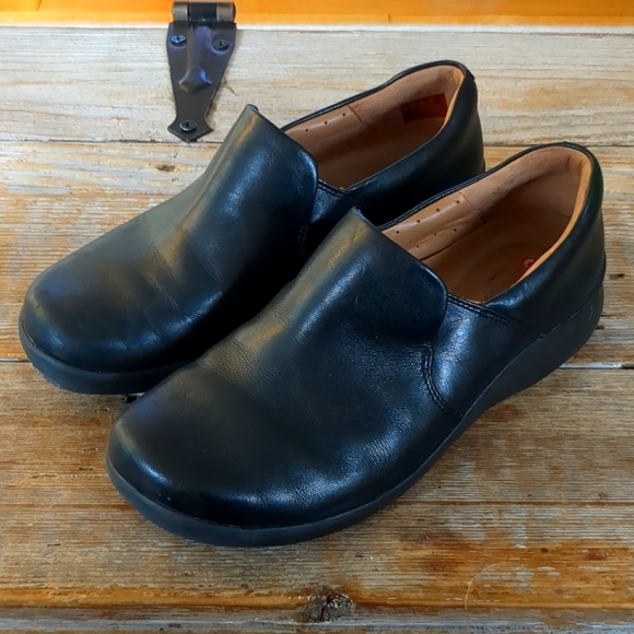 clarks non slip shoes